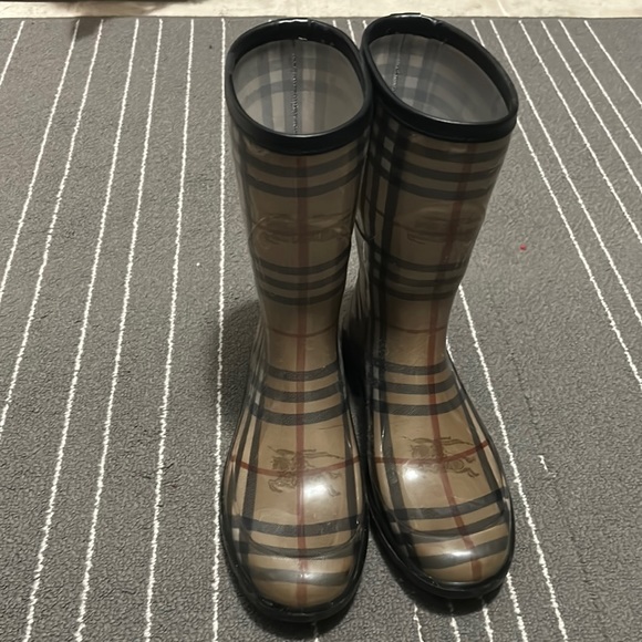 Authentic Burberry rain boots size 38. Great condition. - Picture 1 of 3